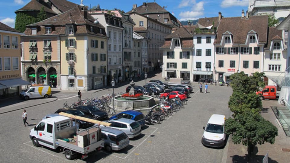 Der Klosterplatz in Solothurn bleibt auch ein Parkplatz: Eine SP-Motion scheitert im Gemeinderat.