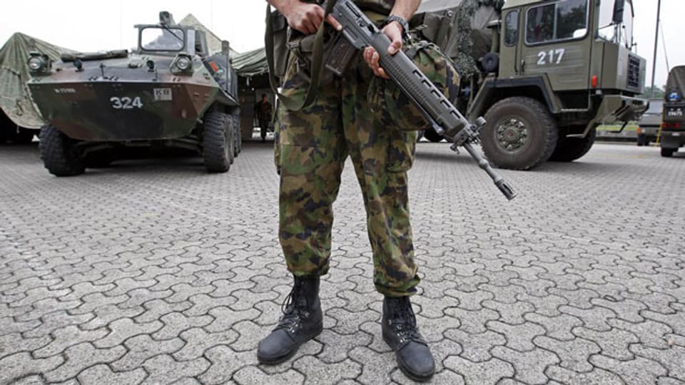 Ein Soldat bewacht den Waffenplatz in Bremgarten: Die Armee-Infrastruktur bringt dem Aargau jährlich Millionen.