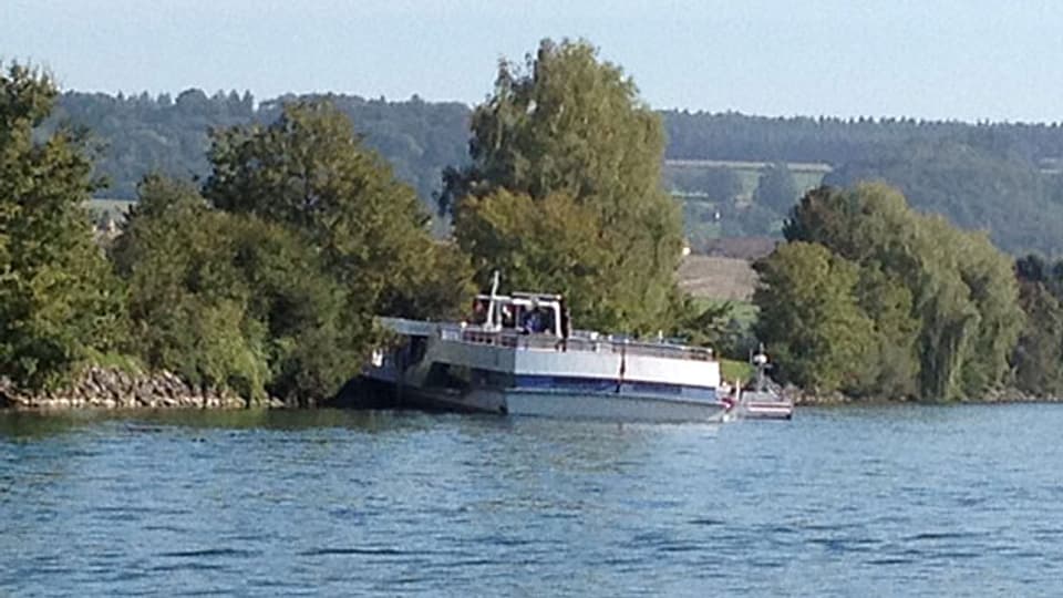Die MS Rousseau ist auf der Aare bei Altreu am Ufer auf Grund gelaufen.