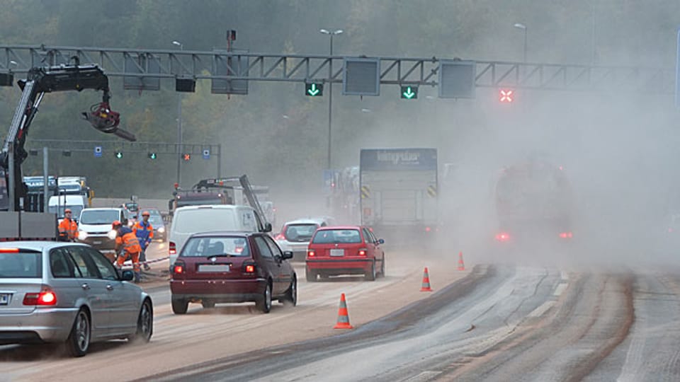26 Tonnen Streusalz verteilten sich auf der Autobahn, nachdem am frühen Morgen ein Sattelschlepper auf der A1 umgekippt war.