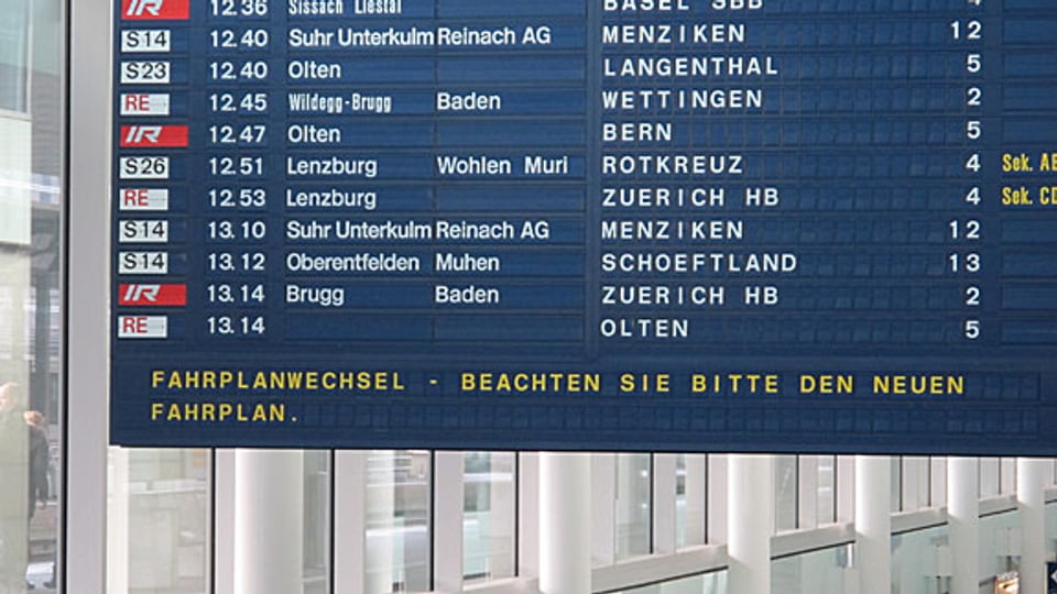Die Fahrplan-Tafel im Bahnhof Aarau zeigt seit Sonntag zum Teil neue Züge und Abfahrzeiten.
