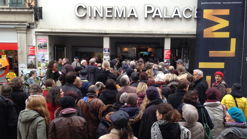  Lange Schlangen - im Bild das Kino Palace eine halbe Stunde vor Beginn des Filmes «Zum Beispiel Suberg».