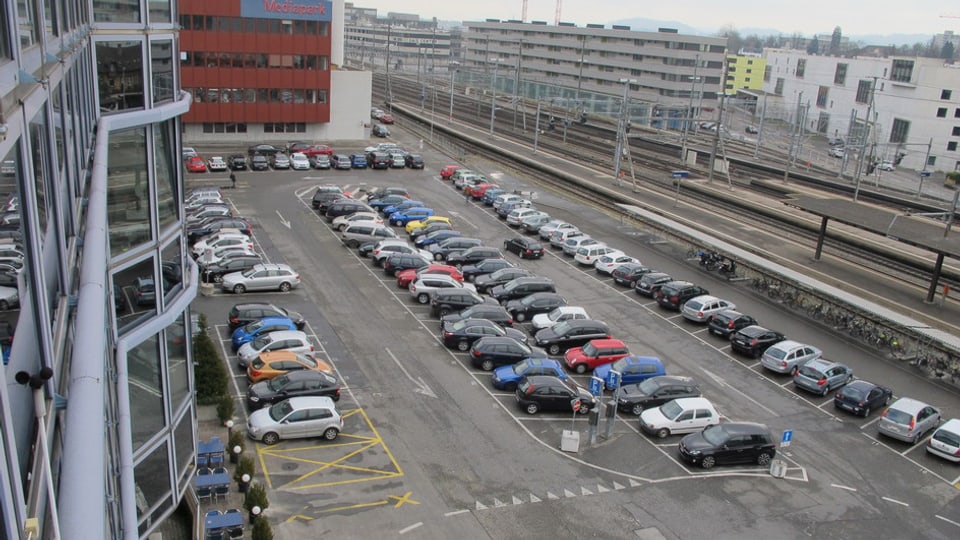 Diesen Parkplatz beim Bahnhof Aarau will die SBB in ein mehrstöckiges Gebäude umwandeln.