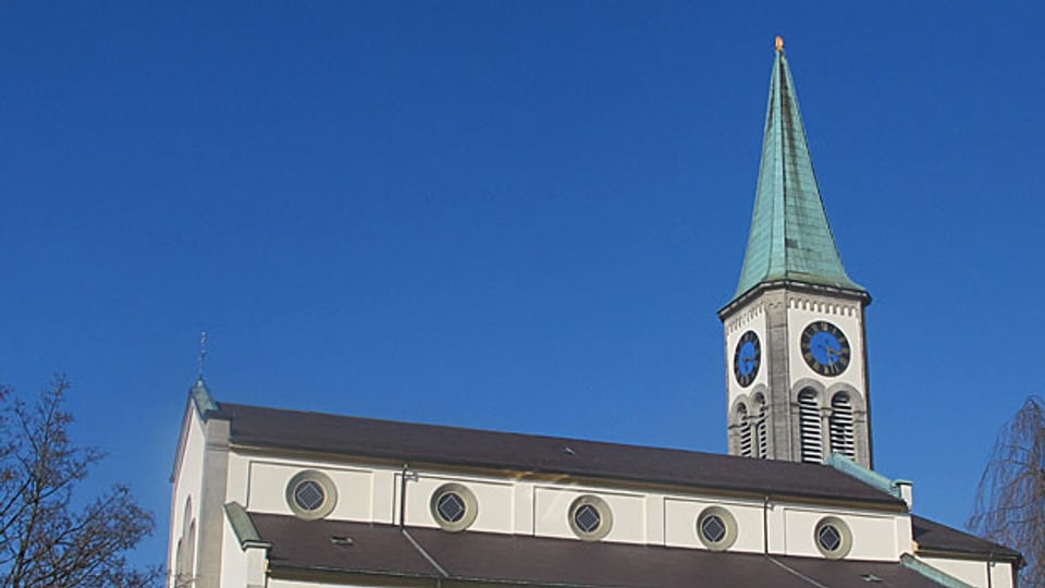 Die reformierte Kirche in Oberentfelden ist mit einer Blache abgedeckt: Der Spitz mit Wetterhahn und Kugel fehlt noch immer.
