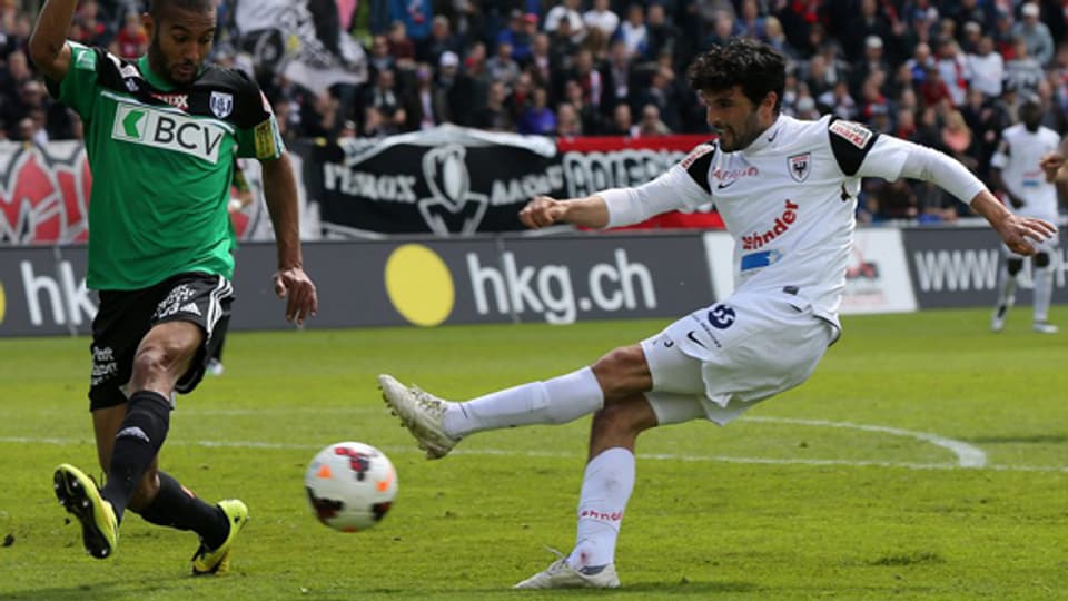 Der FC Aarau besiegt Lausanne auf dem Brügglifeld und sichert damit den Ligaerhalt.