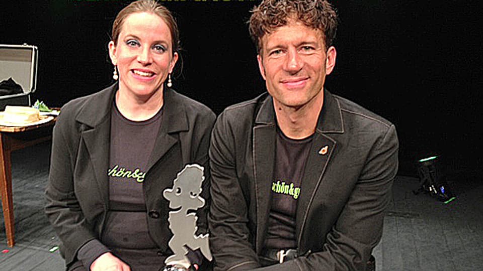 Nach der Verleihung hhalten Anna-Katharina Rickert und Ralf Schlatter stolz ihren Cornichon in der Hand.