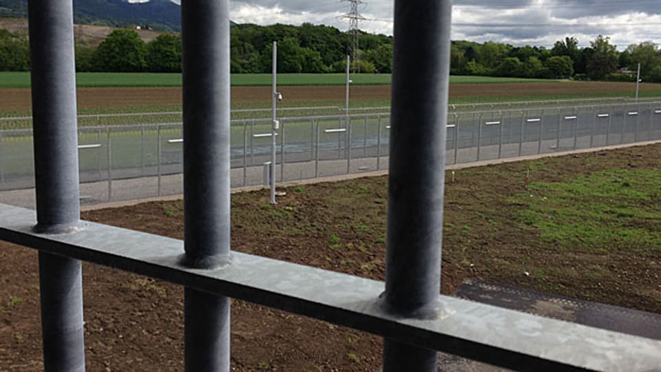 Das neue Gefängnis in Deitingen steht neben der Autobahn A1 und bietet 96 neue Plätze für geschlossenen Strafvollzug.