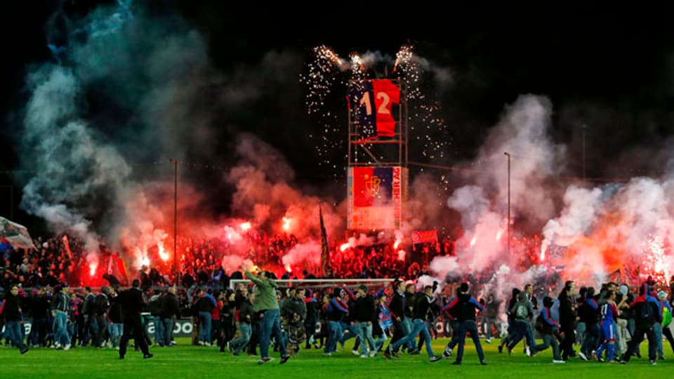 Nach dem Sieg des FC Basel stürmen die Fans des Schweizermeisters das Spielfeld im Stadion Brügglifeld.