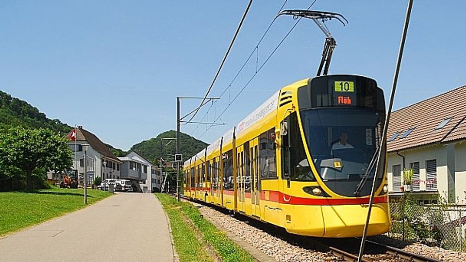 Das Tram Nr. 10 fährt von Basel in den Kanton Solothurn.