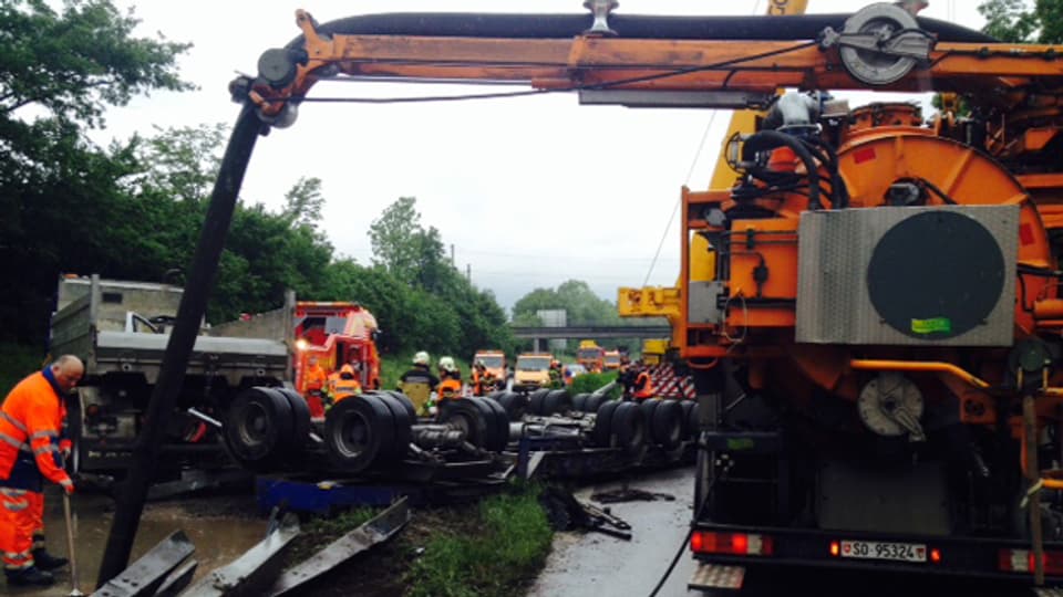 Ein Lastwagen mit einer Baumaschine auf dem Anhänger durchbrach bei der Verzweigung Luterbach die Mittel-Leitplanke und kollidierte mit einem Lastwagen, einem Kleinbus und einem PW.
