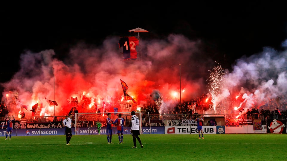 Nach dem Match feierten die Basler Fans zuerst ausgelassen ihren Meistertitel – auch mit unerlaubtem Feuerwerk.