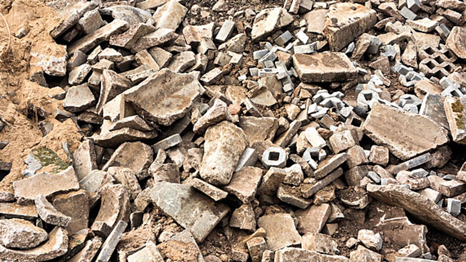 Auf einer Inertstoff-Deponie wird ungiftiger Bauschutt abgeladen, hauptsächlich Steine, Ziegel, Mauerwerk u.Ä.
