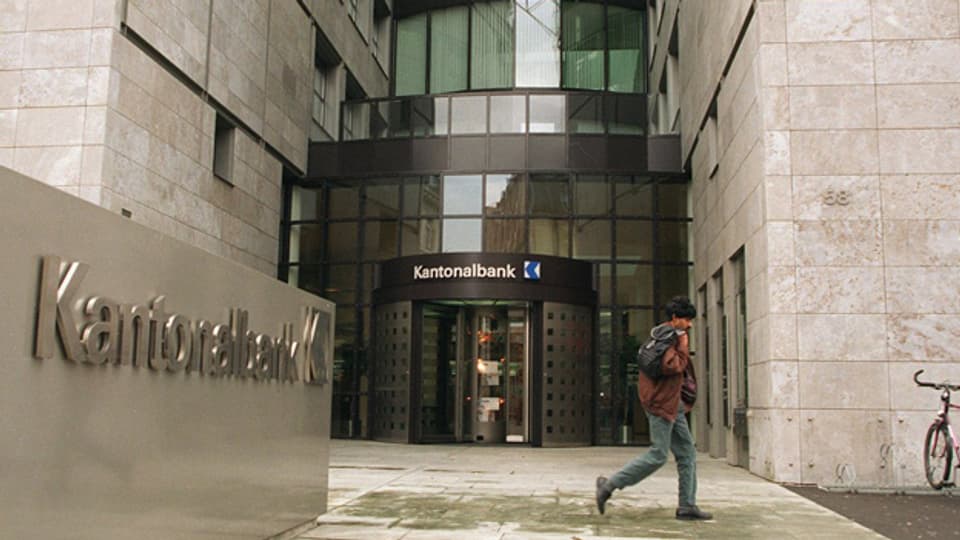 Eingang des Hauptsitzes der Aargauischen Kantonalbank