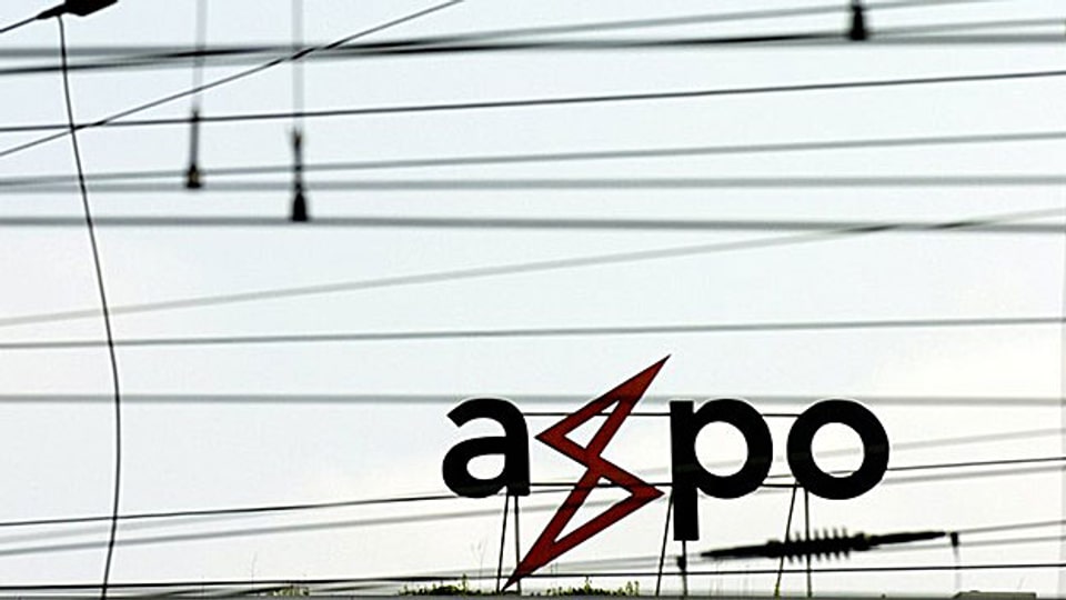 Axpo Schriftzug mit Stromleitungen