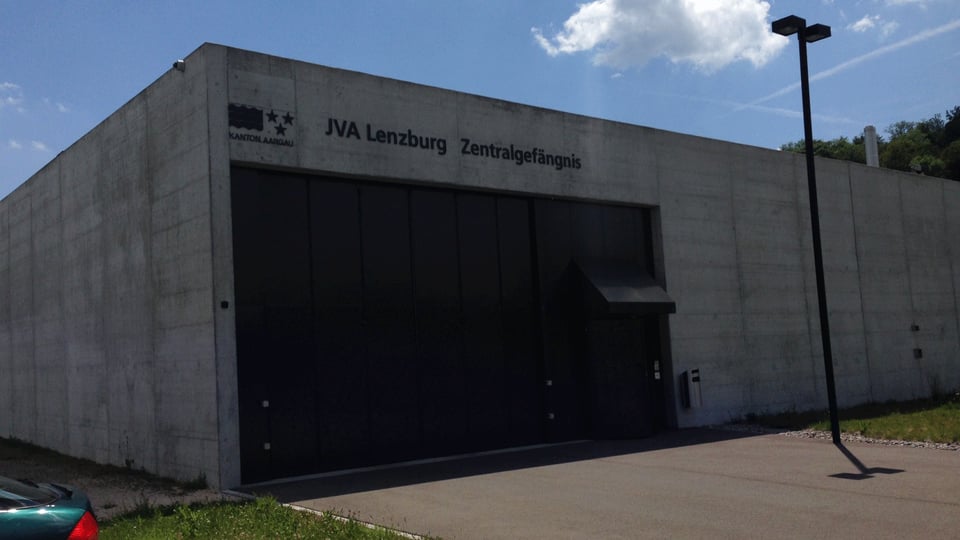  Seit bereits 32 Monaten sitzt ein Mann hier in der JVA Lenzburg in Haft, obwohl er nur zu 12 Monaten verurteilt wurde.
