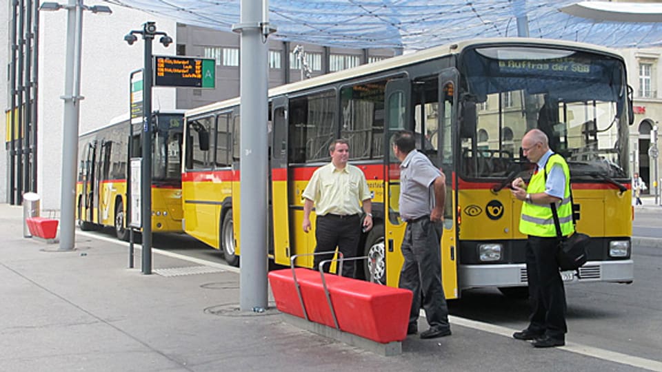 Bahnersatz-Busse warten am Bahnhof in Aarau auf «gestrandete» Passagiere.