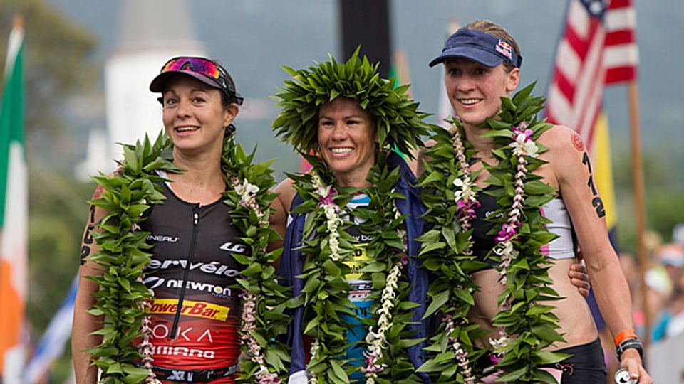 Daniela Ryf auf dem Podest in Hawaii (rechts). Sie will 2015 wieder am Ironman antreten.