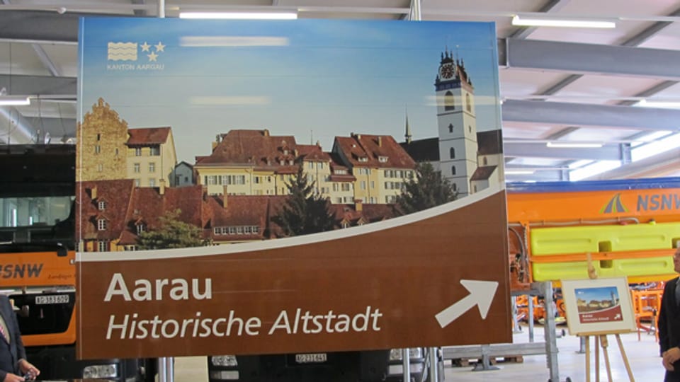  Bei den Aargauer Städten oder sonstigen Touristenattraktionen wie dem Schloss Wildegg stehen konkrete Hinweisschilder.