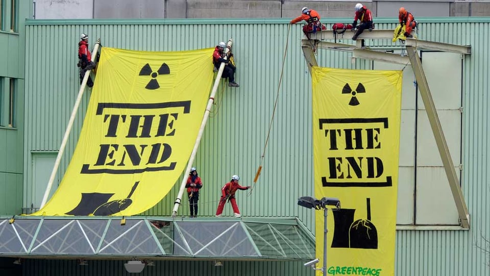 Greenpeace-Aktivisten hängten am 5. März Transparente am AKW Beznau auf.