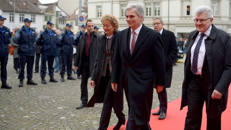 Bundeskanzler Faymann mit Bundesrätin und Landammann auf dem roten Teppich in Aarau.