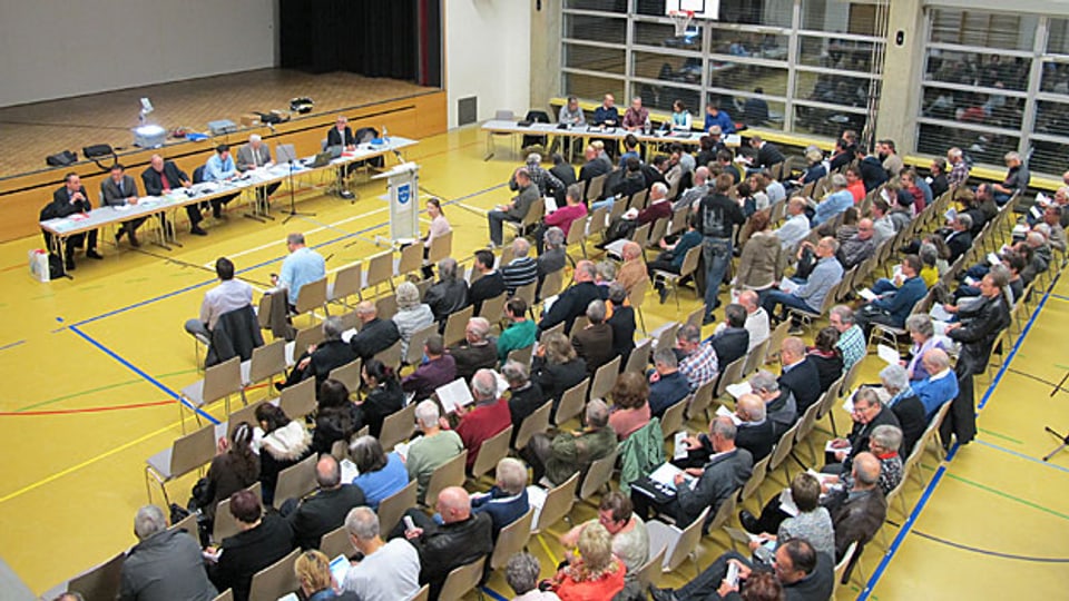 Ausnahmsweise war die Gemeindeversammlung in Oftringen gut besucht. Die Steuererhöhung lockte Publikum in den Saal.