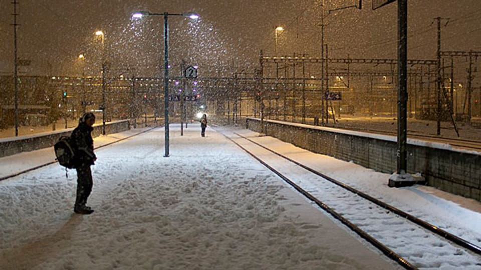 Am Bahnhof in eisiger Kälte auf den Zug warten – Pendlerschicksal vom Montagmorgen.