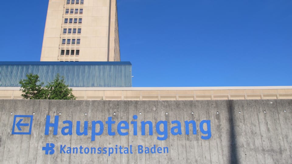 Schild des Haupteingangs des Kantonsspitals Baden