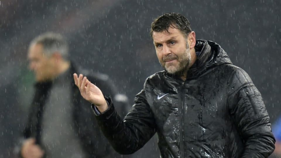 FC Aarau-Trainer Sven Christ steht im Regen