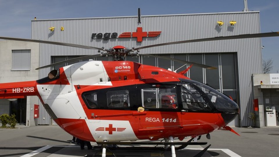 Rega-Helikopter auf der Basis Lausanne.