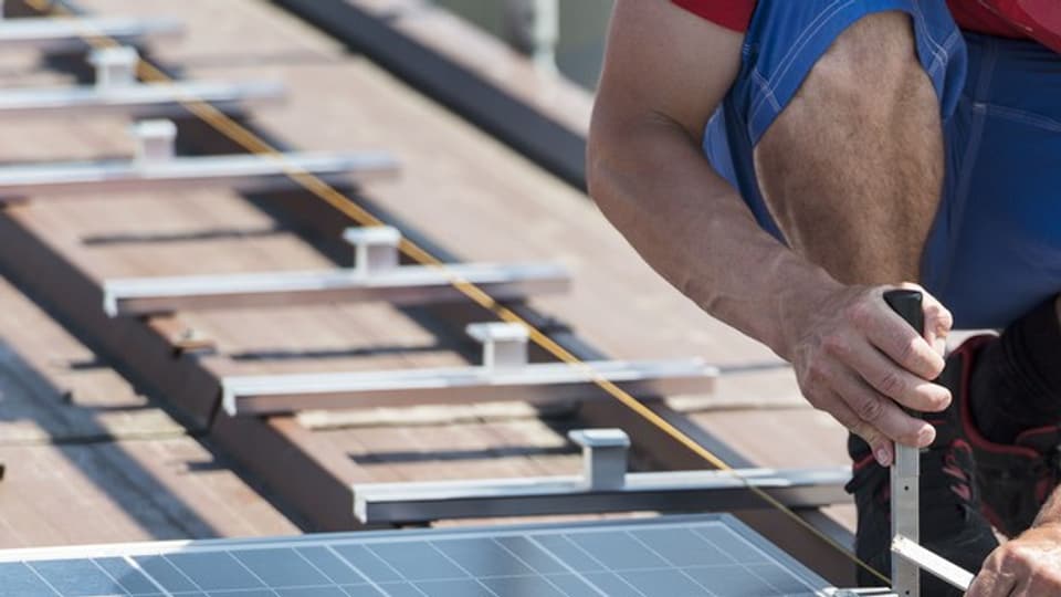 Handwerker montiert Photovoltaik-Panels