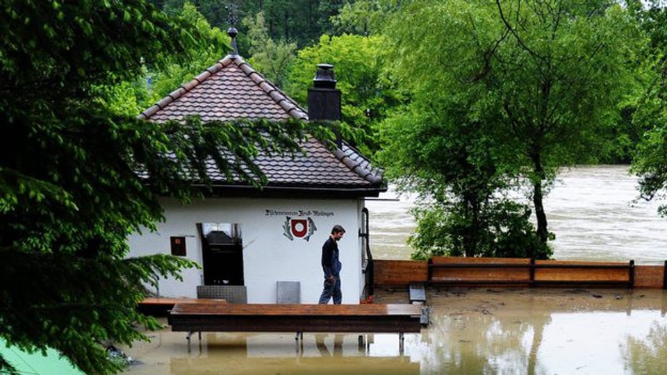 Haus wird mit Brettern vor dem Hochwasser geschützt