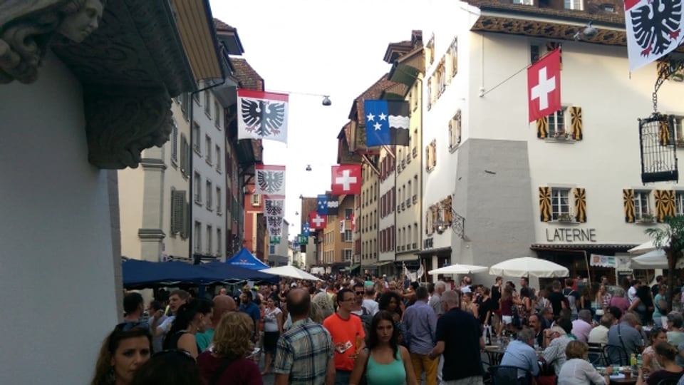 Der Maienzug-Vorabend lockte auch ohne Live-Bands zahlreiche Besucher in die Aarauer Altstadt.