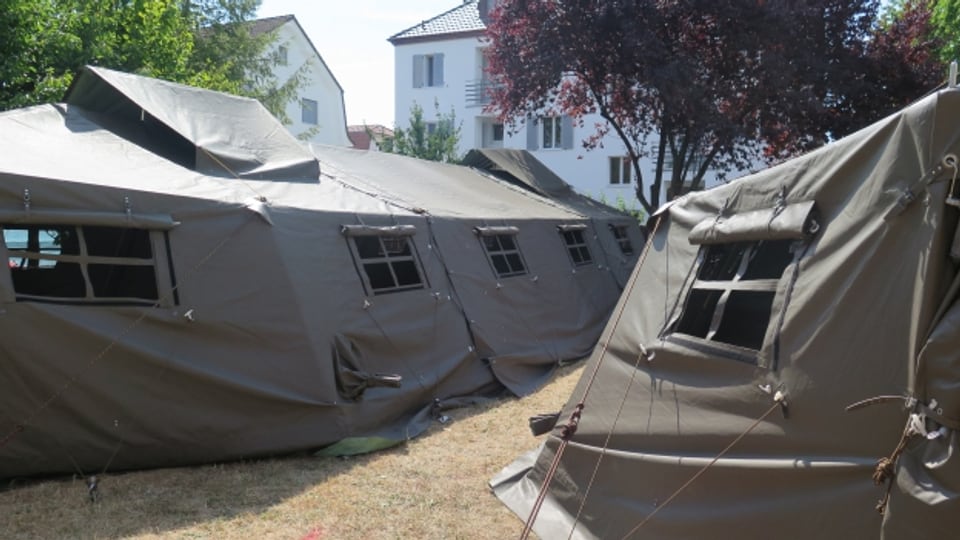 Bei der Asylunterkunft Torfeld in Buchs wurden am Mittwoch Zelte aufgebaut.