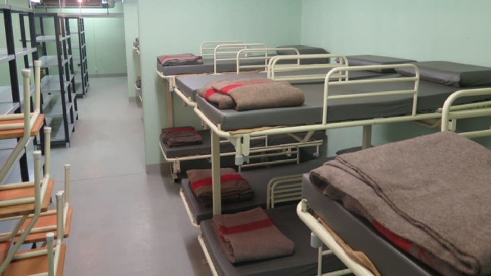 Das unterirdische Notfallspital, unter dem Kantonsspital Baden, bietet Platz für bis zu 200 Asylbewerber. Die Platzverhältnisse sind eng.