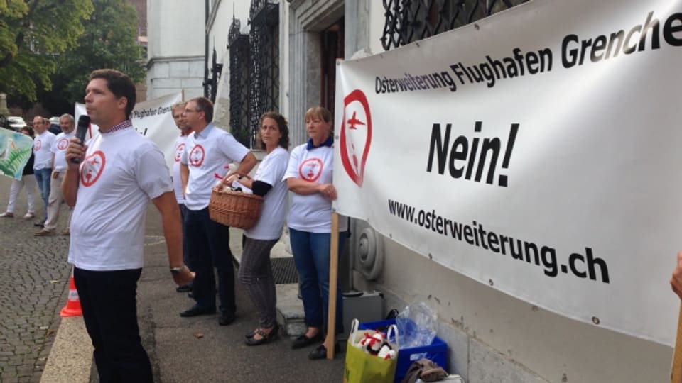 Der frühere Kantonsrat Simon Winkelhausen aus Selzach spricht an der Demonstration gegen die Pistenverlängerung.