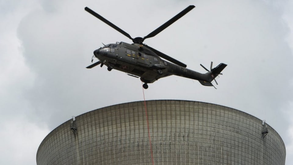 Mit dem Hubschrauber aber auch zu Fuss wird die Radioaktivität gemessen.