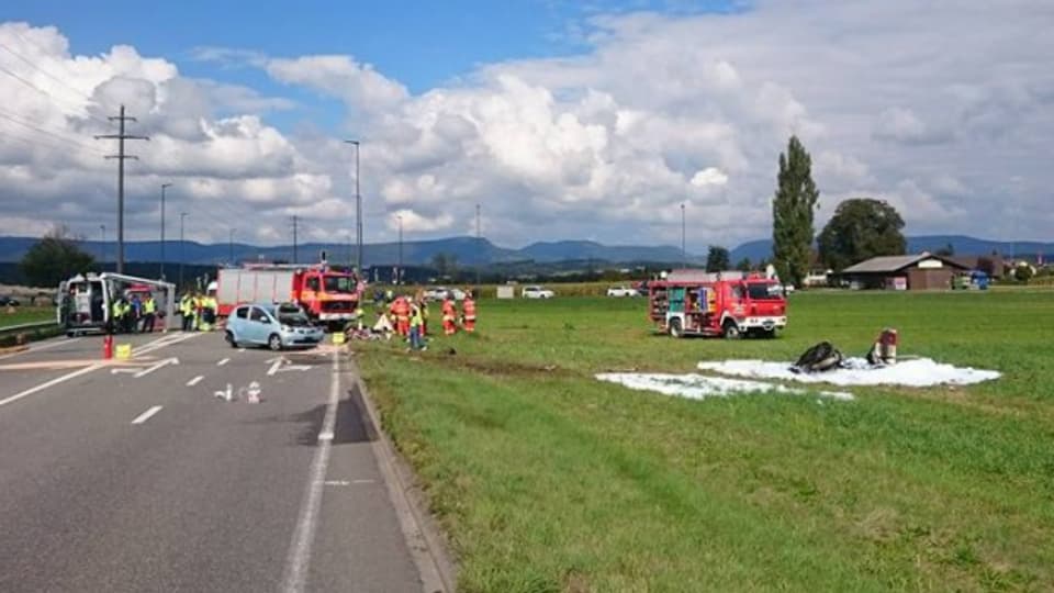 Auf der Suhrentalstrasse im aargauischen Muhen kam es zur Kollision zwischen dem Auto und dem Kleinflugzeug.