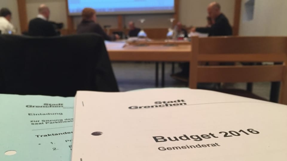 Ein Papierstapel mit der Aufschrift Budget 2016 liegt auf einem Tisch