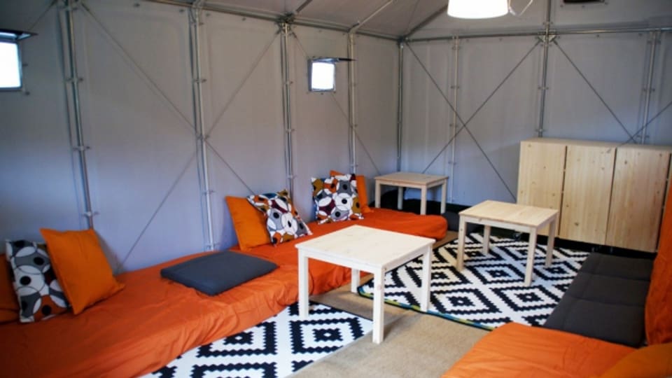 Das Innere der «Shelters» kann verschieden eingerichtet werden, beispielsweise als Aufenthaltsraum oder Schlafzimmer.