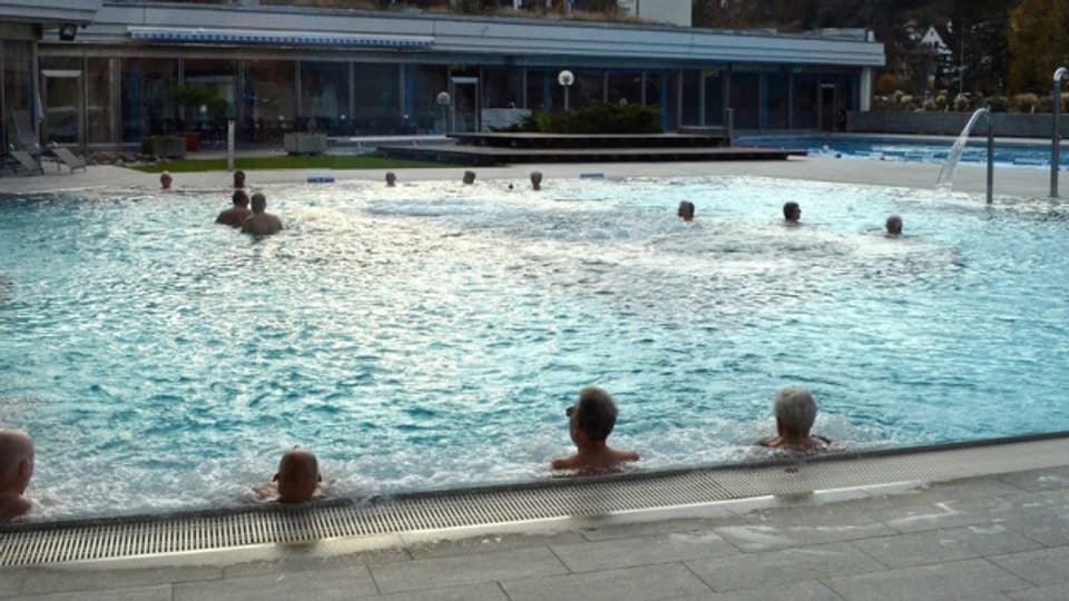 Menschen im Bad in Zurzach