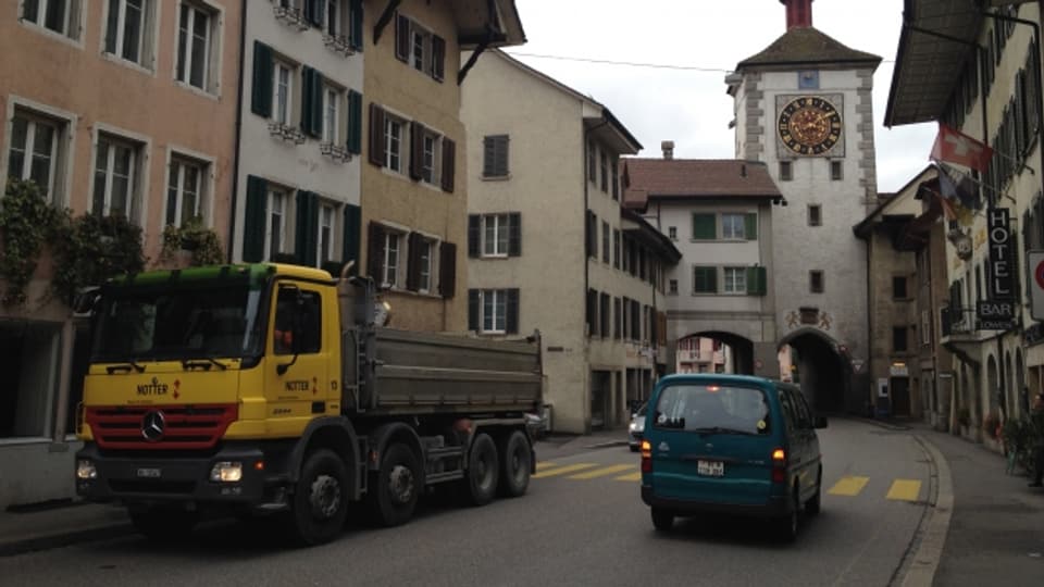  Erstickt im Verkehr: die Altstadt von Mellingen. Rund 17'000 Fahrzeuge fahren hier jeden Tag durch.
