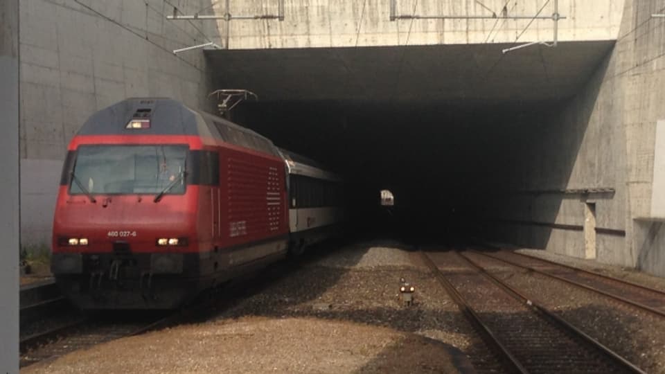 Ein Zug färt aus einem Tunnel