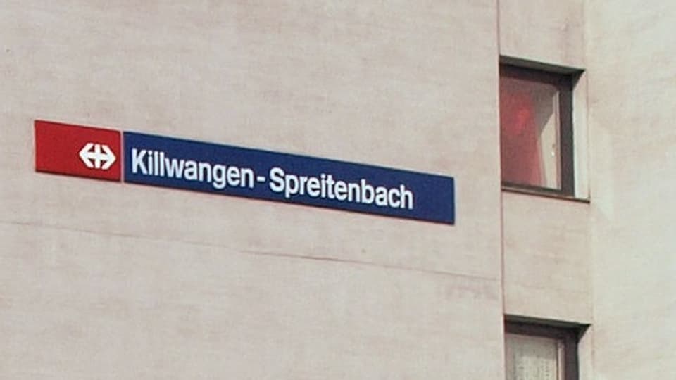 Schild des Bahnhofs mit Aufschrift Killwangen-Spreitenbach