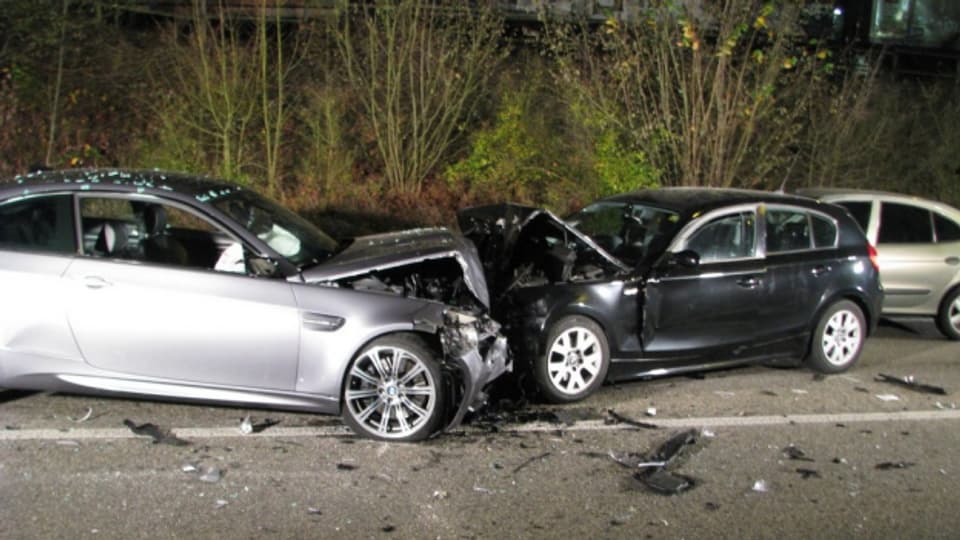 Im Aargau gab es 2015 zwar weniger Verkehrsunfälle, aber dennoch mehr Verkehrstote. Im Bild: Unfall in Suhr im November.