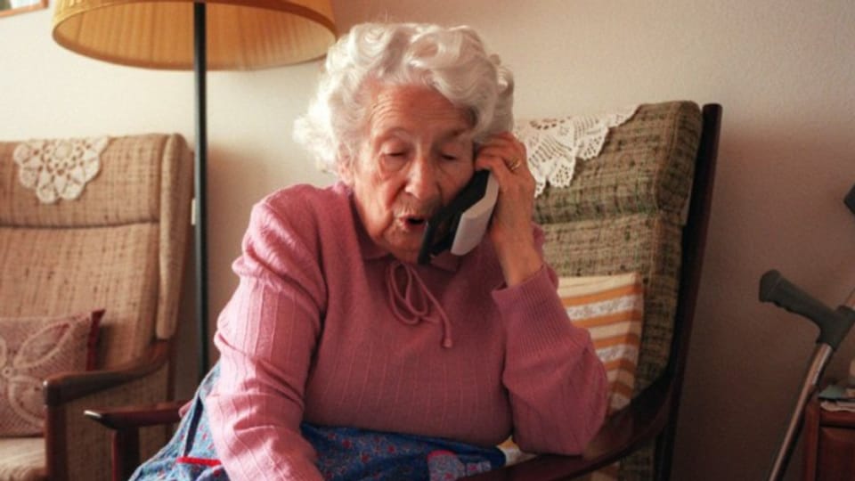 Eine alte Frau telefoniert