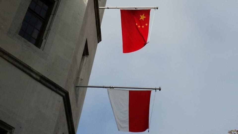 Flaggen von China und dem Kanton Solothurn.