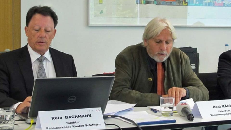 Direktor Reto Bachmanns (links) Lohn soll um zwei Lohnklassen steigen, erklärt Beat Käch (rechts) vor den Medien.