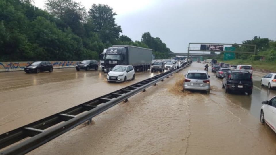 Die Autobahn bei Frick stand unter Wasser.