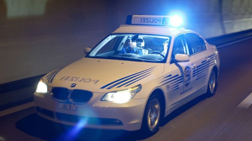 Ein Polizeiauto fährt mit Blaulicht