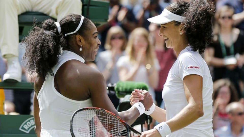 Ein Lächeln und ein Handshake nach dem Spiel: Serena Williams (links) und Amra Sadikovic am Netz.